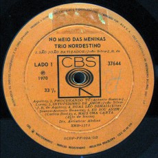 trio-nordestino-1970-no-meio-das-meninas-selo-a